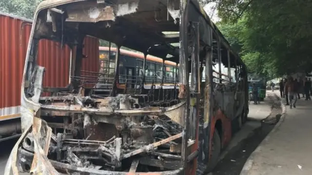 ஜாமியா: டெல்லி போலீசார் பேருந்துகளுக்கு தீ வைத்தார்களா?