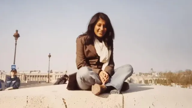 estudiante en un muro mirando a la cámara