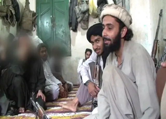 د پاکستان په شمالي وزیریستان سیمه کې د هند نیمې وچې القاعدې سره تړلي یو شمېر وسله وال؛ د هغو چې مخونه یې خپ (بلر) نه دي، په دې معنی دي چې وژل شوي دي.