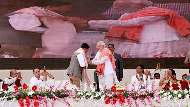 2014ની લોકસભા ચૂંટણી પહેલાં ખોડલધામે તત્કાલીન મુખ્ય મંત્રી તથા ભાજપના વડા પ્રધાનપદના ઉમદેવાર નરેન્દ્ર મોદીને સમાજના કાર્યક્રમમાં આમંત્રણ આપ્યું હતું અને વડા પ્રધાન મોદીએ તેમનું શાલ ઓઢાડીને સન્માન પણ કર્યું હતું