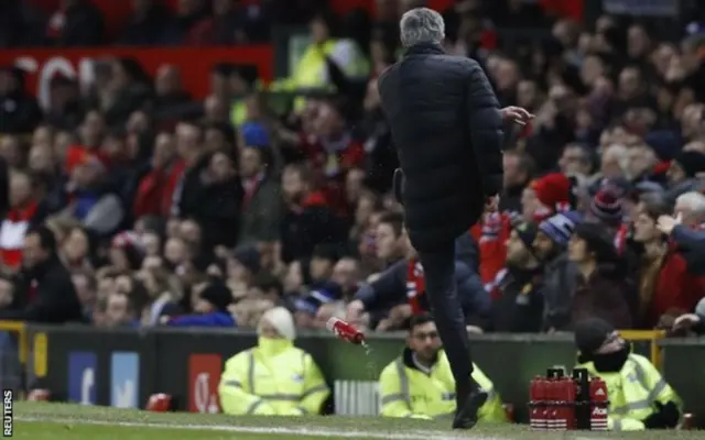 Mourinho ayaa rooso la siiyay ka dib markii uu darbeeyay caagga biyaha