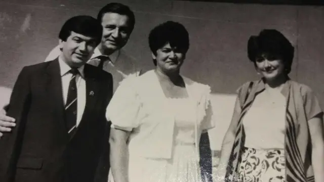 Лола Хатамова (ўнгда) Шавкат Мирзиёев (чапда) билан.