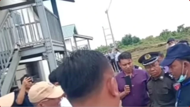 म्यानमारमधील छावणी पाहण्यास गेलेले रोहिंग्या