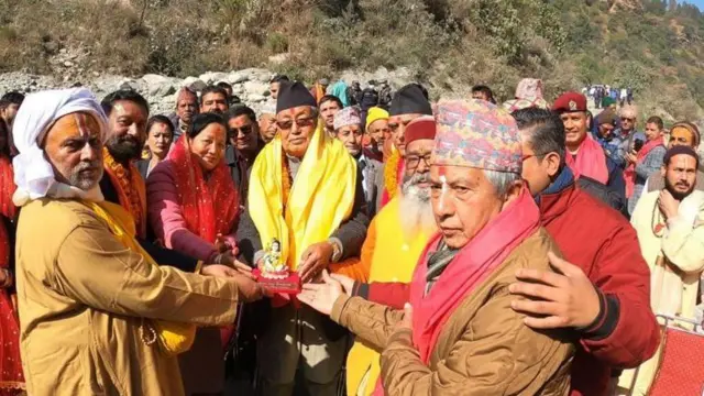 शिलाएं देने की प्रक्रिया की तस्वीर