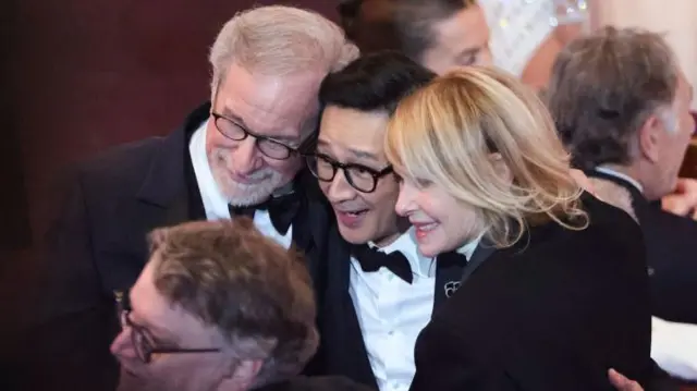 Quan bertemu kembali dengan Spielberg dan istrinya Kate Capshaw di ajang Oscar 2023
