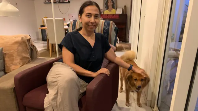 Devi dan suaminya memiliki sepasang anjing peliharaan bernama Thunder dan Benji.