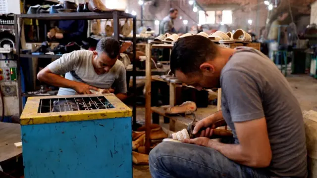 صورة لعمال في مصنع أحذية في مصر