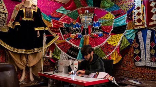 دا درزي یا خیاط، دودیرې افغاني جامې ګندي.