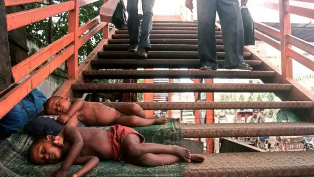 ঢাকায় ওভারব্রিজে ঘুমন্ত ছিন্নমূল শিশু