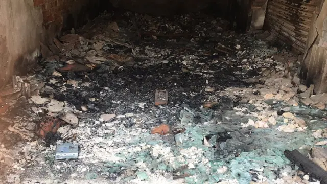 बिहार के औरंगाबाद ज़िले में हुई हिंसा के दौरान इमरोज़ ख़ान के शो रूम में आग लगा दी गई