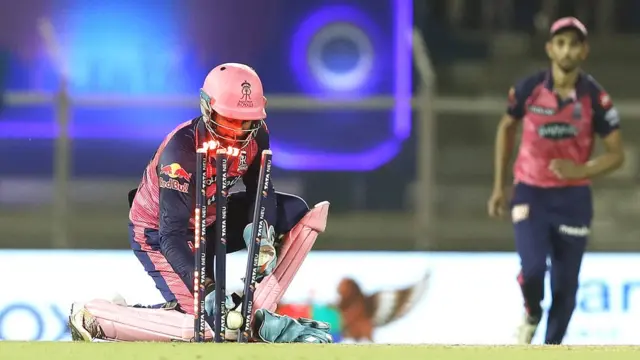 दीपक हुडा को स्टंप्ड आउट करते राजस्थान के कप्तान संजू सैमसन