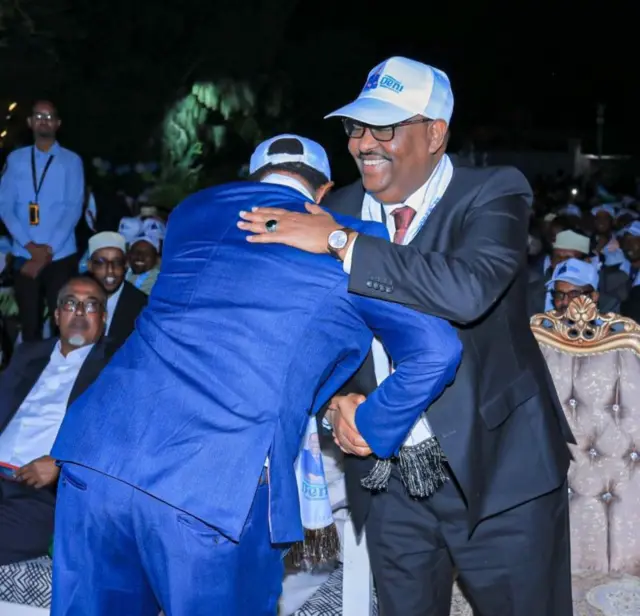 Muddo xileedkiisii hore waxaa jiray caqabado badan oo uu la soo kulmay, Waxaana ka mid ahaa khilaafka gudaha maamulkiisa iyo kan dowaladda federaalka.