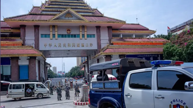 တရုတ်-မြန်မာနယ်စပ်ဂိတ် 