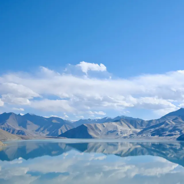 The White Sand Lake in Xinjiang is named after the yellow and white sand dunes surrounding it