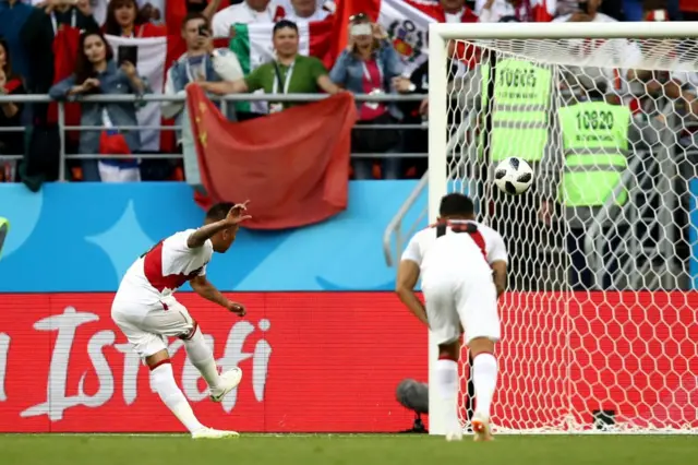 Cueva le pega y el balón sale demasiado elevado.