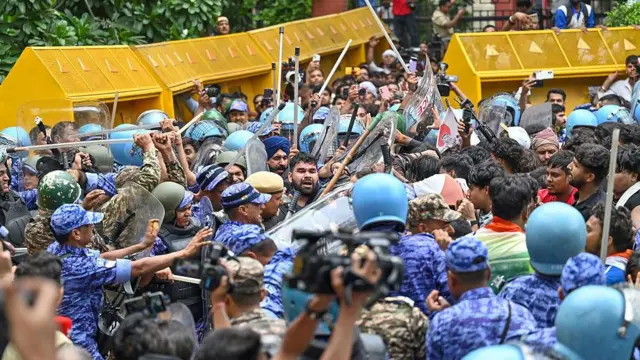 போராட்டத்தில் ஈடுபட்ட இளைஞர்கள் மீது காவல்துறையினர் தடியடி நடத்தி அவர்களை களைத்தனர்