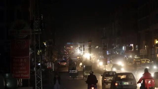 نمایی از یک محله در پاکستان پس از فرو رفتن کشور در تاریکی به‌دنبال قطع برق در راولپندی، پاکستان