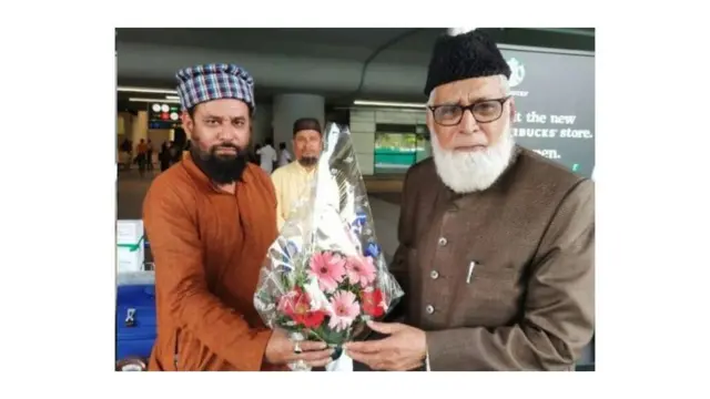 ஹுசேன் சித்திக்கி (வலதுபுறம் இருப்பவர்)