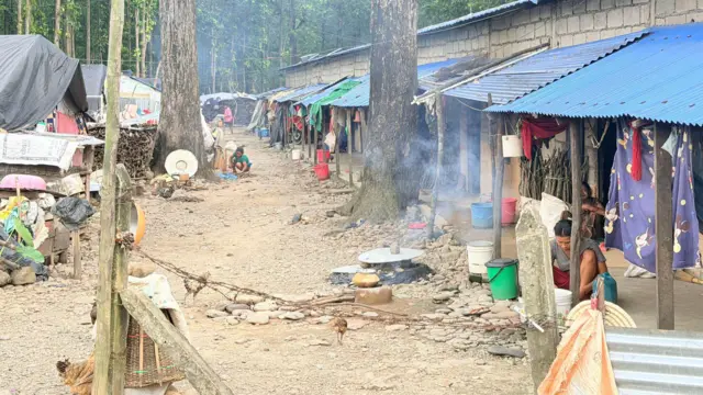 विस्थापितहरूको एउटा अस्थायी टहरा।