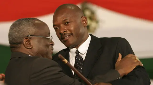 Prezida Domitien ndayizeye ariko arabisikanya ku butegetsi n'umuhisi prezida Pierre Nkurunziza