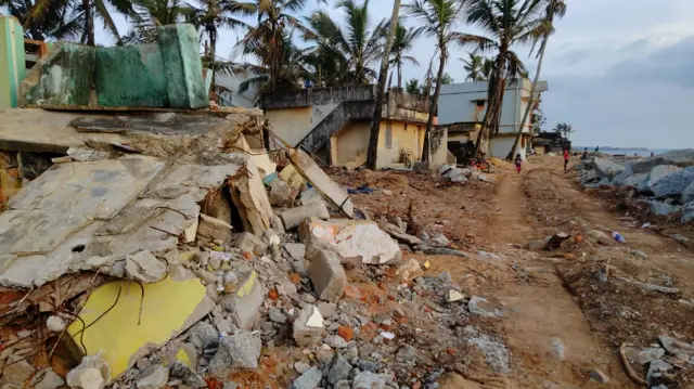 கடல் அரிப்பு, இடிந்த வீடுகள் 