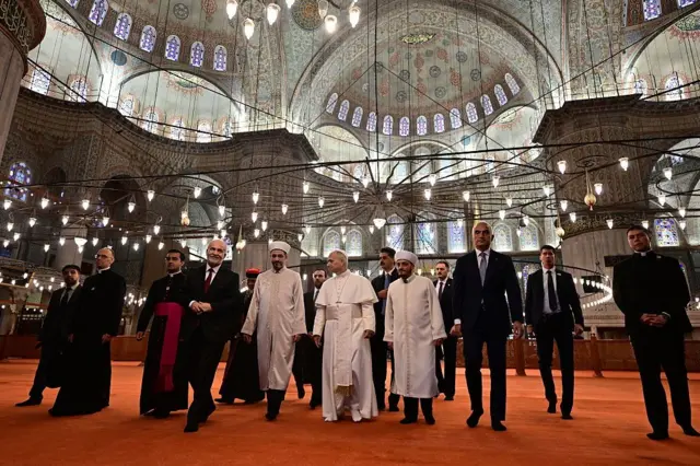 Папа римский Лев посещает Голубую мечеть