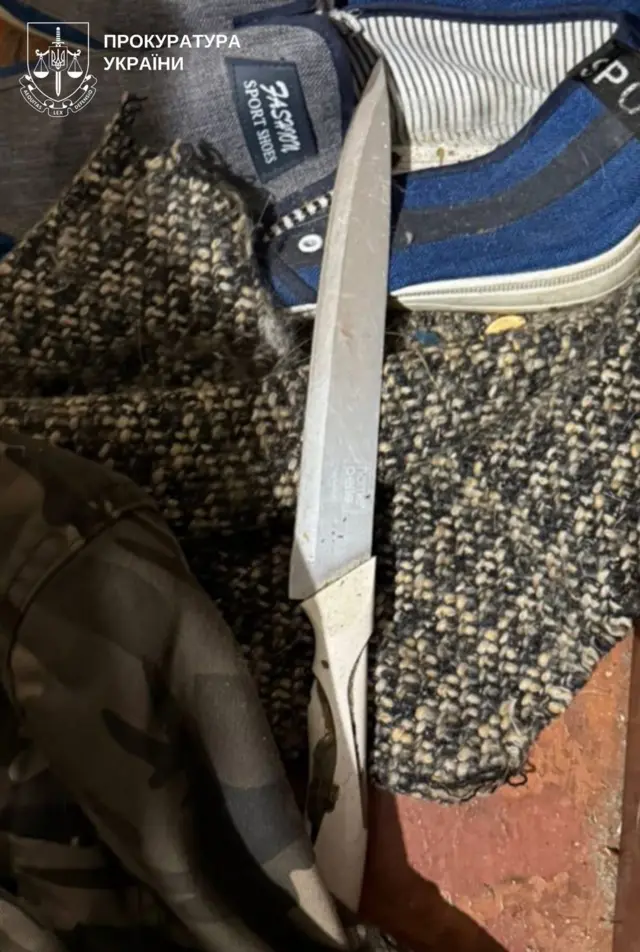 Ніж, який використали для вбивства, лежить на підлозі