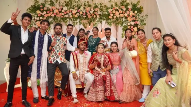 స్నేహితులతో మింటూ రాయ్, శాంతి ప్రసాద్ దంపతులు