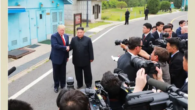 북한 외국문출판사가 지난 5월 12일 공개한 김정은 국무위원장 화보 '대외관계 발전의 새 시대를 펼치시어'. 김 위원장이 2019년 6월 30일 남북미 판문점 회동에서 도널드 트럼프 당시 미국 대통령과 악수하는 모습이 실려있다.