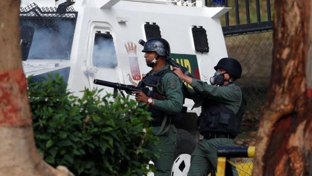 Lực lượng Vệ binh Quốc gia Venezuela bắn hơi cay vào người biểu tình