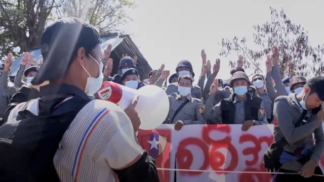 ตำรวจเมียนมาชูสามนิ้ว