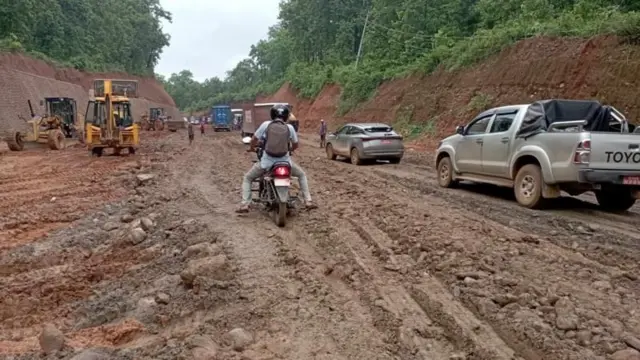 वर्षायामको हिलाम्ये सडकमा सवारीसाधनहरू