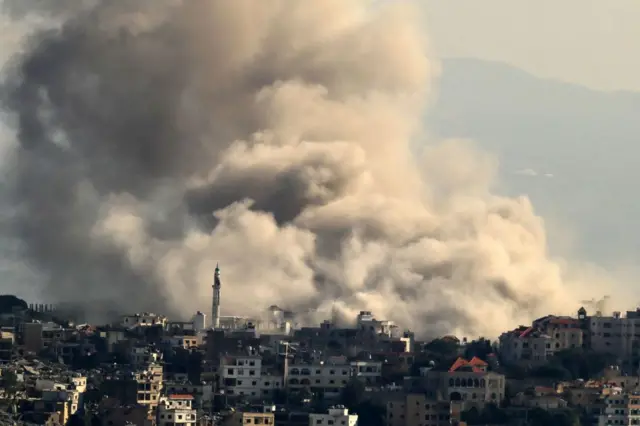 انفجارات جنوبي لبنان جراء ما يقال عن أن الجيش الإسرائيلي يهدم مساكن في بلدة الخيام الحدودية في 1 ديسمبر/كانون الأول 2024.