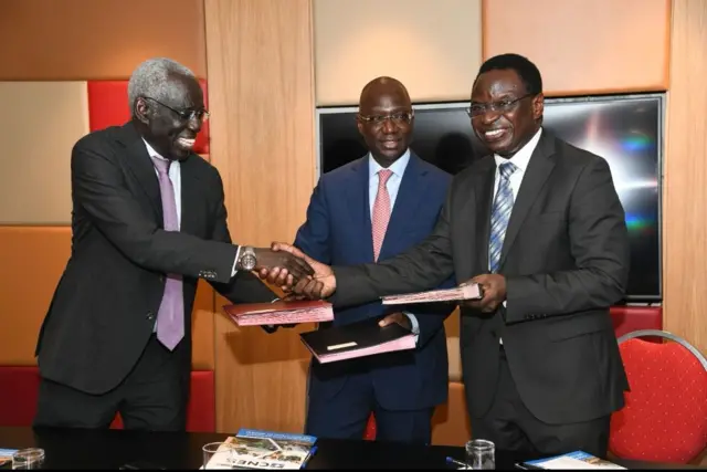 Le ministre sénégalais de l'Agriculture en compagnie de son collègue de l'Industrie, et le président de la confédération nationale des employeurs du Sénégal