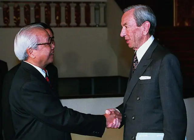 Ngoại trưởng Mỹ Warren Christopher (phải) được Thủ tướng Việt Nam Võ Văn Kiệt (trái) đón tiếp trước cuộc gặp tại Văn phòng Thủ tướng ở Hà Nội ngày 6/8. Christopher, người đang có chuyến thăm chính thức kéo dài hai ngày tới Việt Nam, đã khai trương Đại sứ quán Mỹ đầu tiên tại Hà Nội, hơn 20 năm sau khi các nhà ngoại giao Mỹ phải rời Việt Nam bằng trực thăng khi Sài Gòn thất thủ trước lực lượng cộng sản