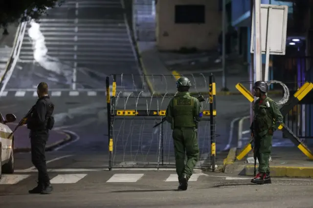 เจ้าหน้าที่ทหารรักษาความปลอดภัยโดยรอบทำเนียบประธานาธิบดีมิราฟลอเรสในกรุงการากัส ประเทศเวเนซุเอลา เมื่อวันที่ 3 ม.ค. 2026 หลังมีรายงานเหตุระเบิดหลายครั้งทั่วเมืองหลวง