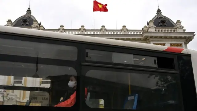 Bus in front of the Opera House, Ha Noi