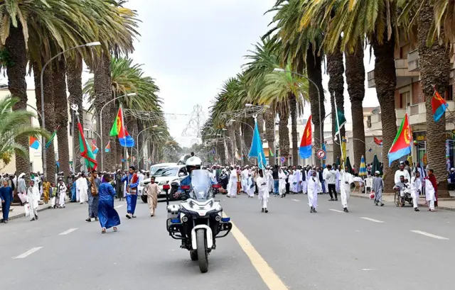 ተሳተፍቲ ጸሎት ብሓደ ሞተርብሽክሌታ ፖሊስ ተመሪሖም ባንዴራ ሒዞም ብጐደና ሓርነት እናሓለፉ