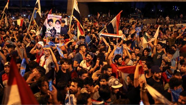 خرج المئات من أتباع الصدر في مظاهرات فرح بعد الإعلان عن فوز قائمة "سائرون" في 10 محافظات عراقية