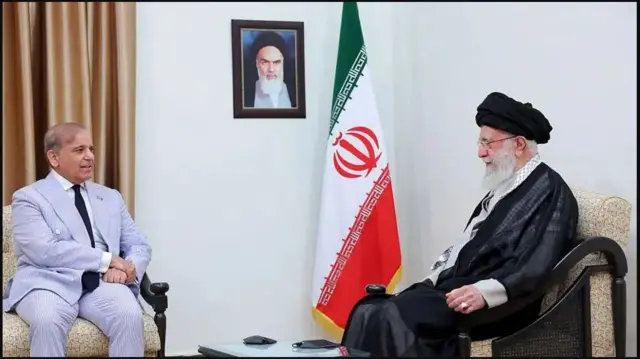 Ra'iisul Wasaaraha Pakistan Shahbaz Sharif iyo Ayatollah Ali Khamenei, hogaamiyaha Jamhuuriyadda Islaamiga ah ee Iran
