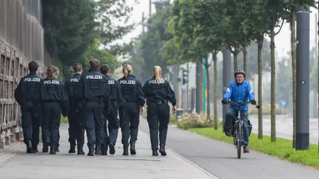 Déploiement des forces de l'ordre dans le périmètre de la ville où la bombe a été découverte