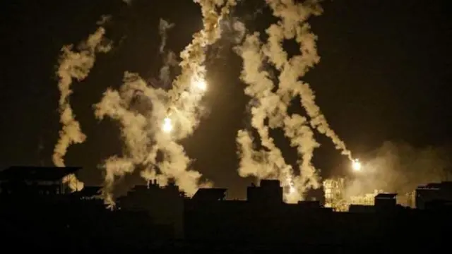 গাজার উত্তরাঞ্চলে শাতি শরণার্থী শিবিরের আকাশে ইসরায়েলের ছোড়া আলোর ঝলকানি