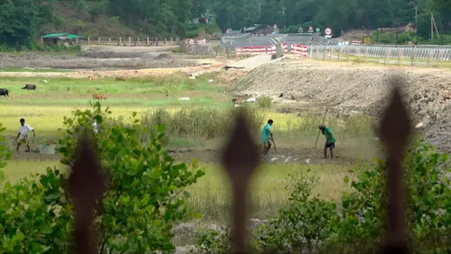 ওপারে বাংলাদেশ সীমান্ত, এপারে মিয়ানমার। এই পথ ধরেই রোহিঙ্গা প্রত্যাবাসন হওয়ার কথা ছিলো।