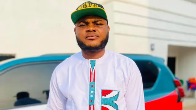 Foto Benard Udemezue yi uwe ọcha ma kpuru okpu ojii