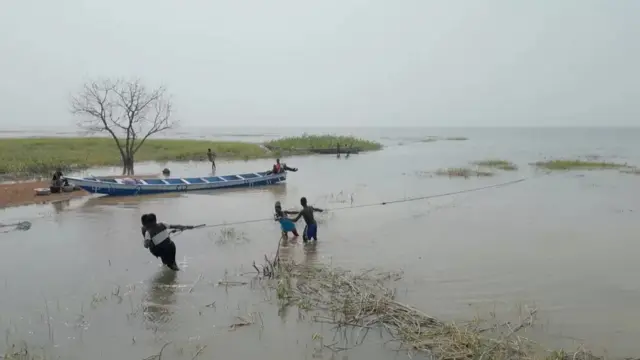 Children wey dey work on di shores of Lake Volta na common sight