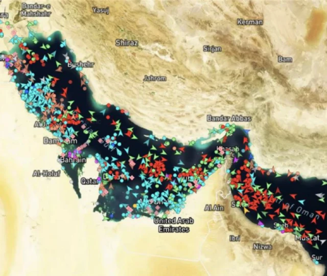 В Персидском заливе находятся сотни судов, которые ожидают прохода через Ормузский пролив