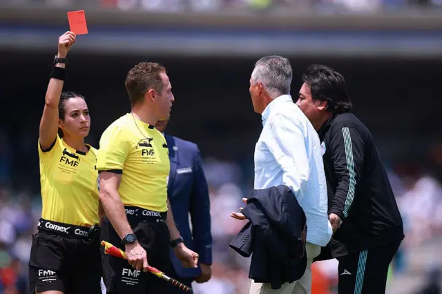 Katia Itzel García expulsa al entrenador Sergio Bueno