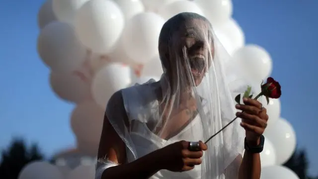 امرأة ترتدي ثوب زفاف