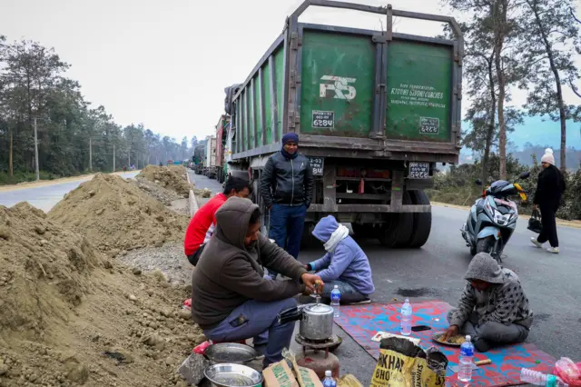 दाउन्ने क्षेत्रमा सडक अवरुद्ध भएपछि राजमार्गमा अलपत्र परेका सवारीसाधन र यात्रुहरू