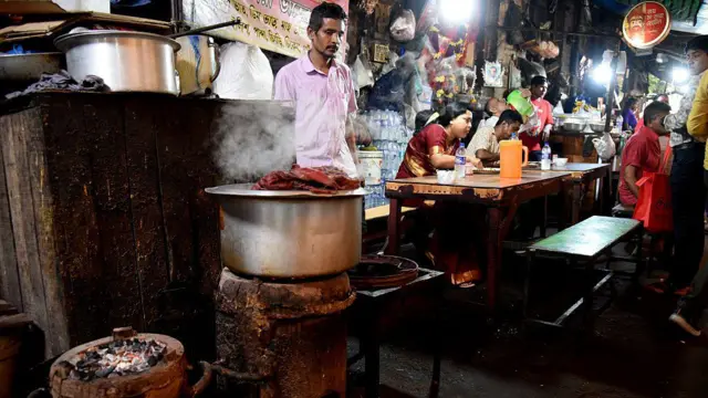 গ্যাসের আকালে কয়লার চুলায় রান্না শুরু কলকাতার খাবারের দোকানগুলিতে